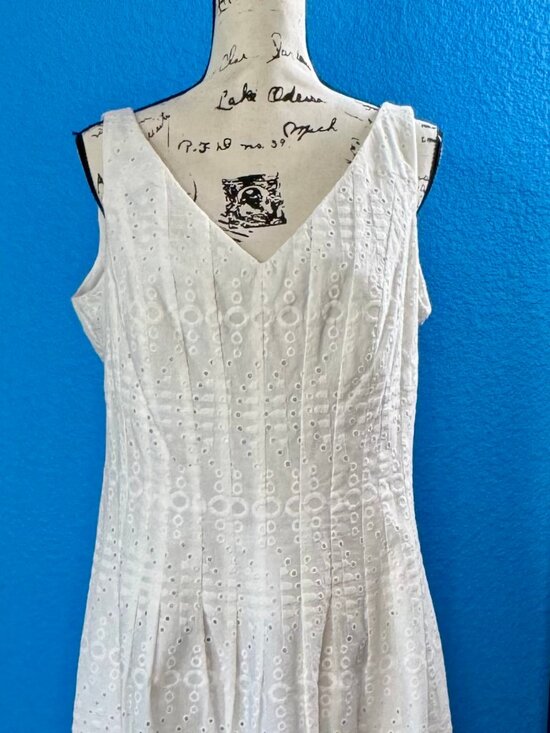 Jones Wear Dresses & Skirts - Jones Wear White Eyelet Sleeveless V-Neck Dress Size 14